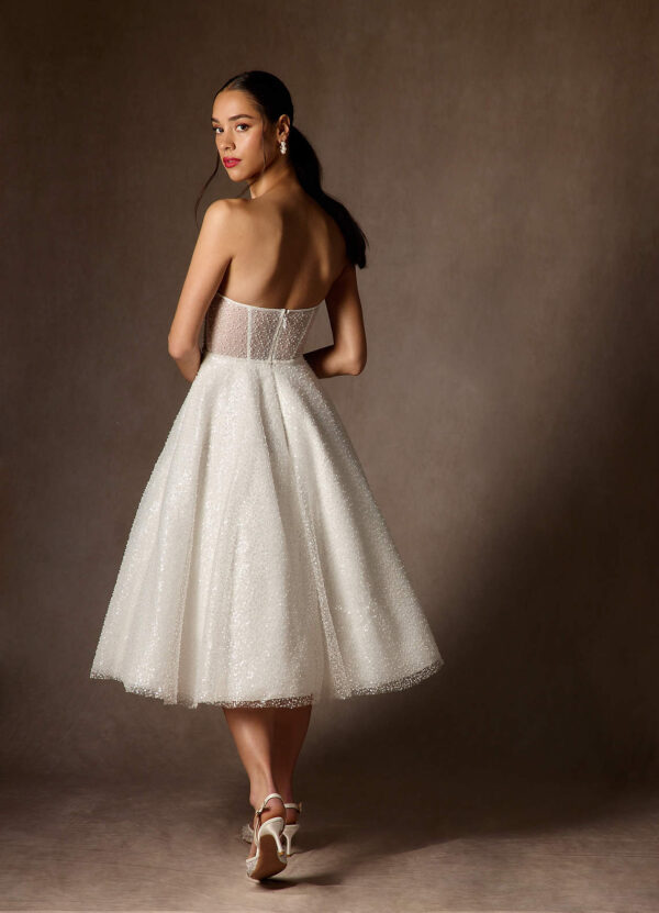Chic Custom Wedding Dress – Sweetheart Neckline & Beaded Detail