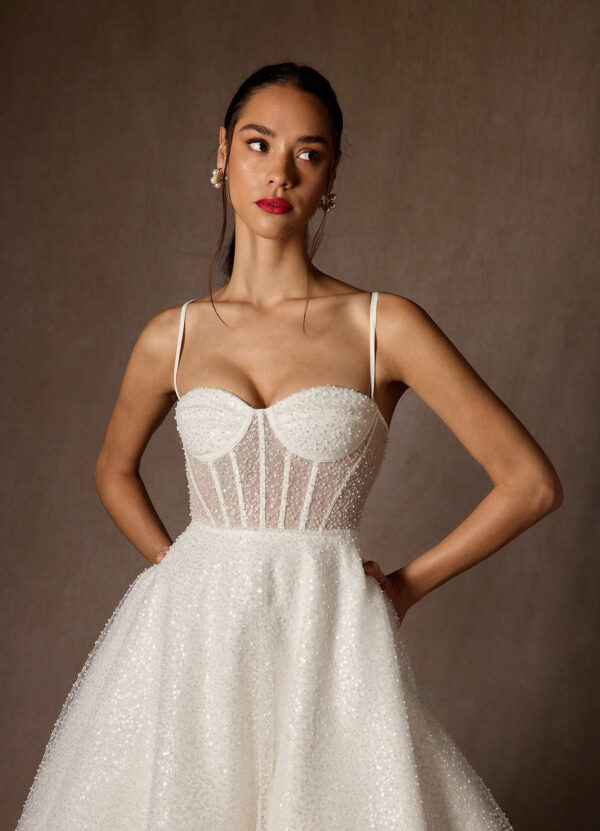 Chic Custom Wedding Dress – Sweetheart Neckline & Beaded Detail