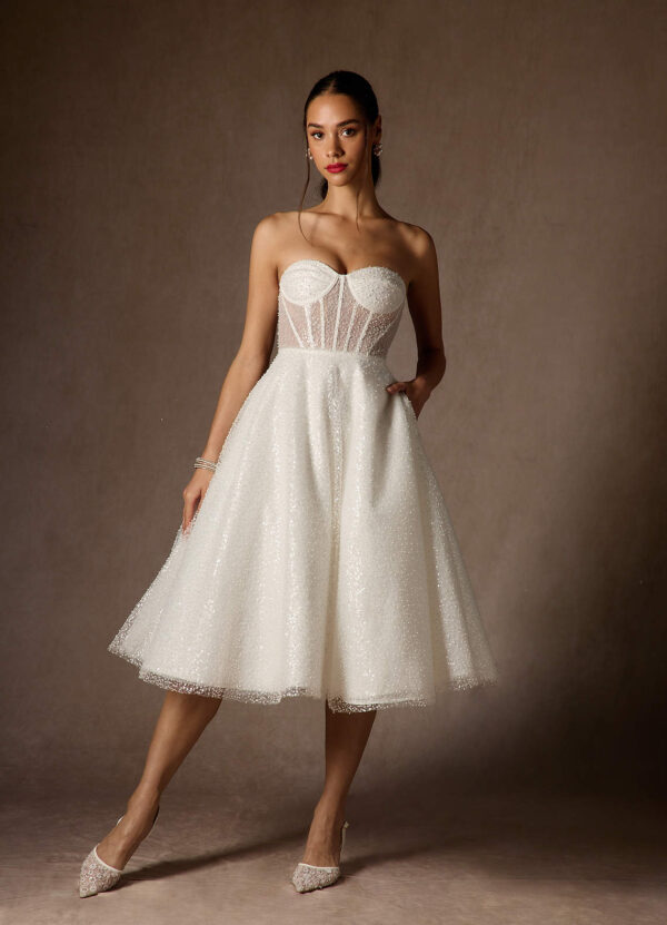 Chic Custom Wedding Dress – Sweetheart Neckline & Beaded Detail
