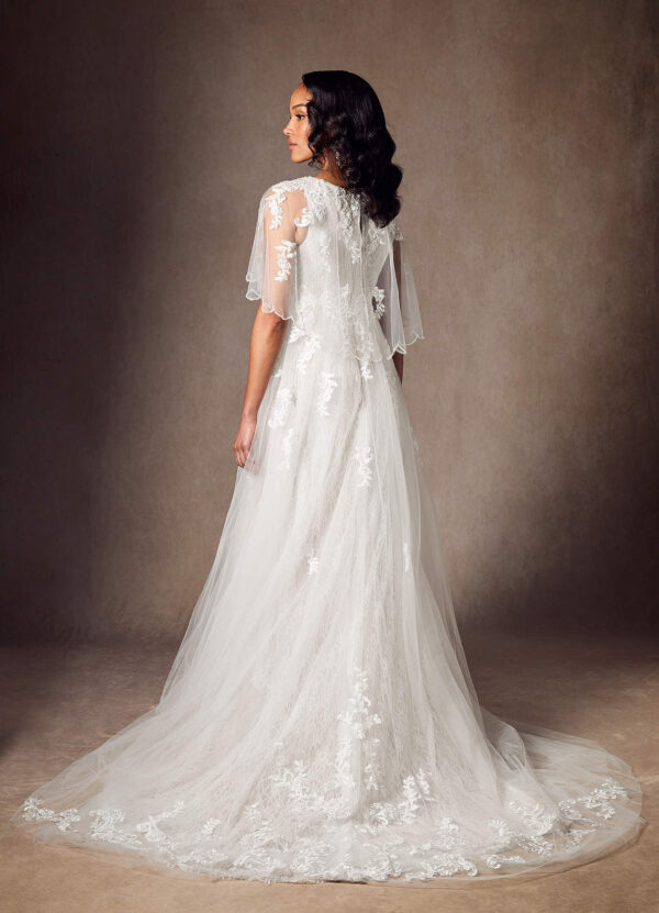 Elegant Vintage A-Line Wedding Dress with Lace & Sequins