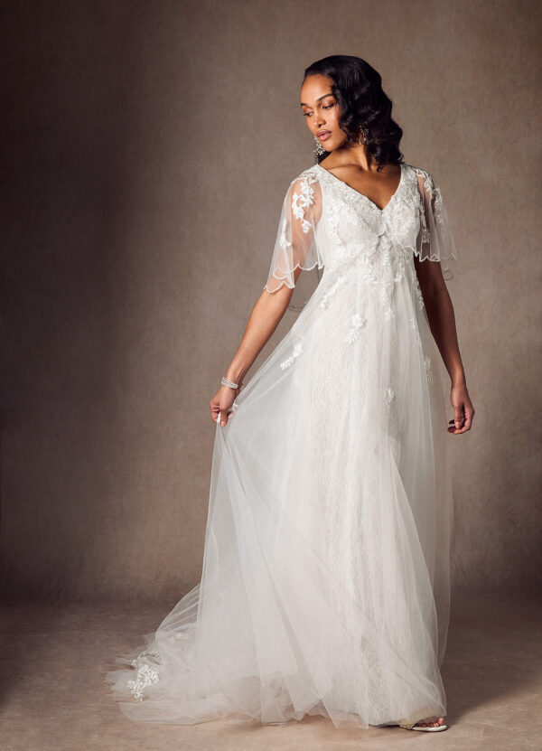 Elegant Vintage A-Line Wedding Dress with Lace & Sequins