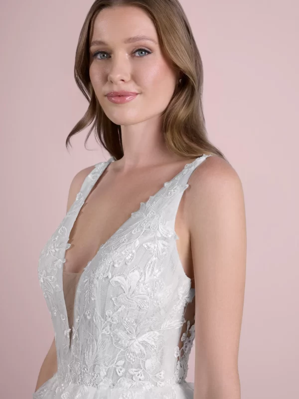 V-neck Princess Tulle Wedding Dress