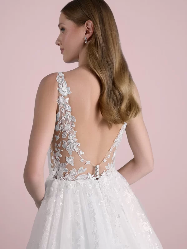 V-neck Princess Tulle Wedding Dress